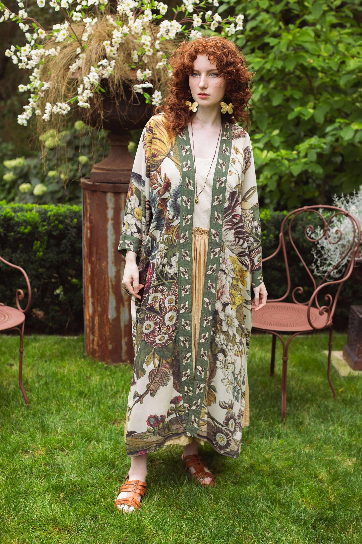 Market of Stars - Love Grows Wild Floral Bamboo Kimono Duster Robe with Bees - Pink Pig