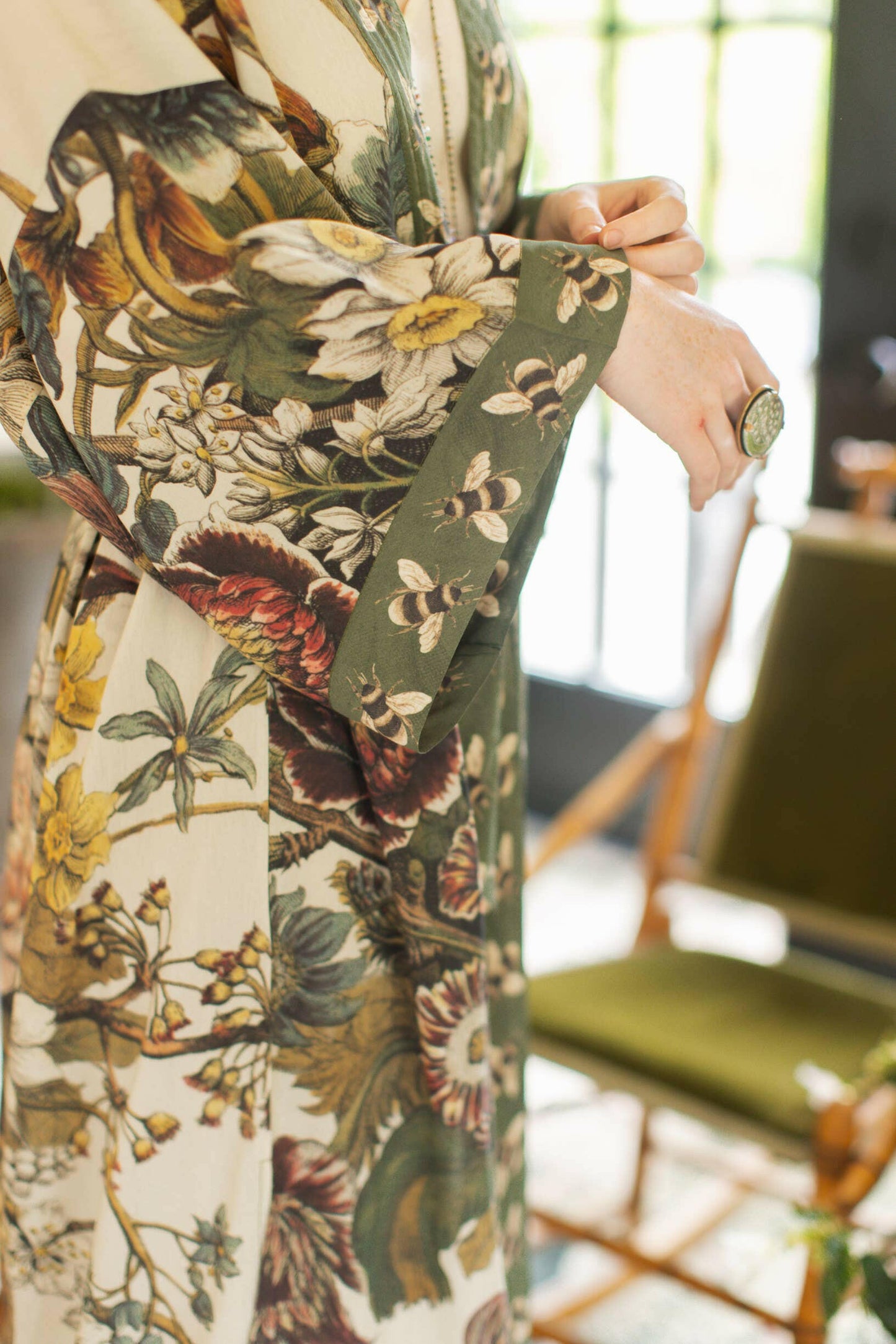 Market of Stars - Love Grows Wild Floral Bamboo Kimono Duster Robe with Bees - Pink Pig