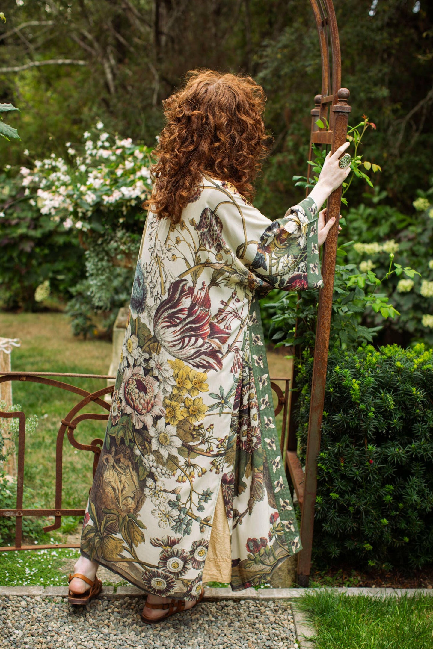Market of Stars - Love Grows Wild Floral Bamboo Kimono Duster Robe with Bees - Pink Pig